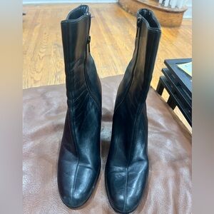 TAHARI over the ankles leather boots. Sz 8.5